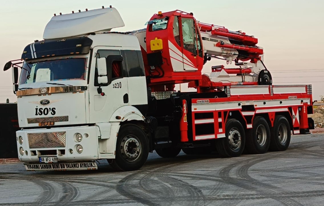 35 ton çift kırma yana katlanır vincin önden araç görünümü